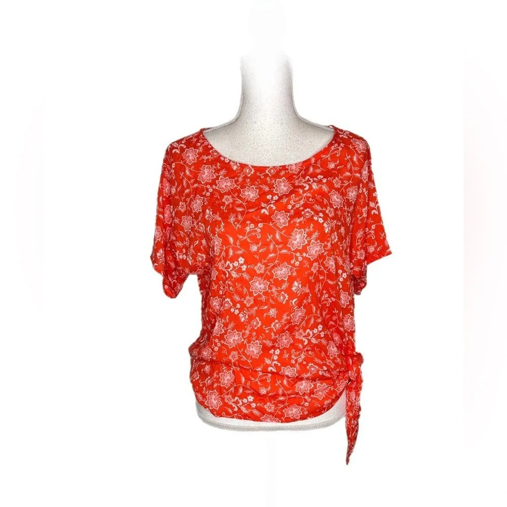 Kaileigh woman’s blouse size medium orange and white with flowers. NWOT